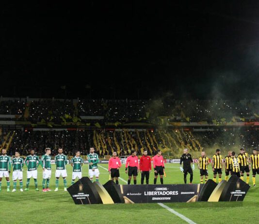 O time do Palmeiras em jogo contra o Peñarol em partida válida pela primeira fase da Copa Libertadores no estádio Estádio Campeón Del Sigle (Foto: Cesar Greco)