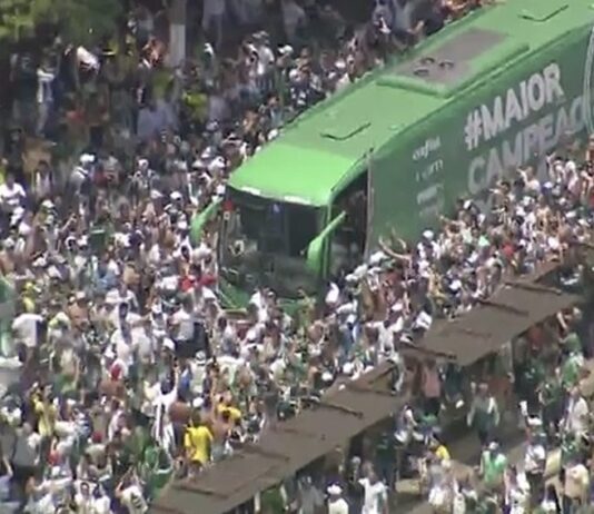 Torcida do Palmeiras se despede dos jogadores antes da delegação alviverde embarcar para o Uruguai