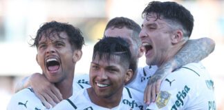 O jogador Rony, da SE Palmeiras, comemora seu gol contra a equipe do Santos FC, durante partida válida pela trigésima rodada, do Campeonato Brasileiro, Série A, no estádio da Vila Belmiro. (Foto: Cesar Greco)