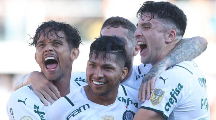 O jogador Rony, da SE Palmeiras, comemora seu gol contra a equipe do Santos FC, durante partida válida pela trigésima rodada, do Campeonato Brasileiro, Série A, no estádio da Vila Belmiro. (Foto: Cesar Greco)