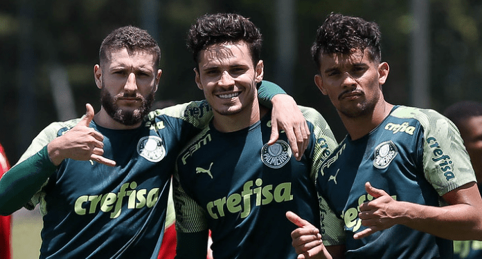 Os jogadores Zé Rafael, Raphael Veiga e Gustavo Scarpa (E/D), da SE Palmeiras, durante treinamento, na Academia de Futebol. (Foto: Cesar Greco)