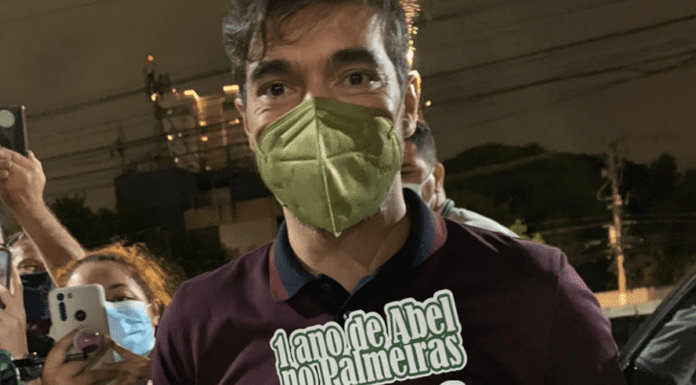 Abel Ferreira ganha bolo de torcedoras do Palmeiras