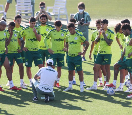 Abel Ferreira e sua comissão técnica comandaram trabalhos táticos e aprimoraram fundamentos defensivos e ofensivos (Foto: Cesar Greco/Palmeiras)