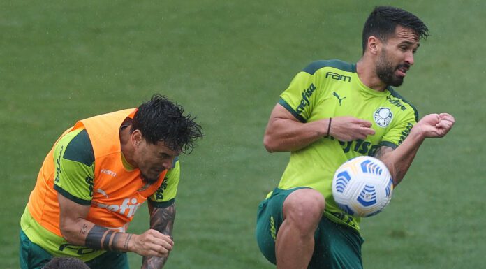 Os jogadores Gustavo Gómez e Luan (D), da SE Palmeiras, durante treinamento, na Academia de Futebol. (Foto: Cesar Greco)