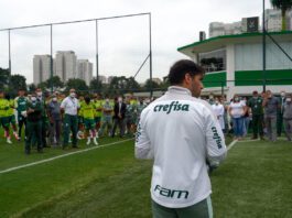 O técnico Abel Ferreira, da SE Palmeiras, recebe homenagem dos funcionário pelo aniversário de um ano no clube, na Academia de Futebol. (Foto: Rodrigo Charu)