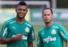 Os jogadores Borja e Guerra (D), da SE Palmeiras, durante treinamento, na Academia de Futebol.