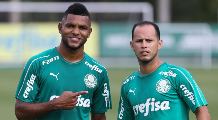 Os jogadores Borja e Guerra (D), da SE Palmeiras, durante treinamento, na Academia de Futebol.