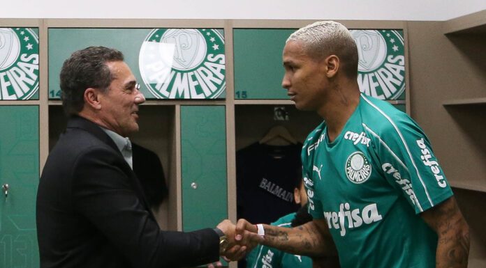O técnico Vanderlei Luxemburgo, da SE Palmeiras, cumprimenta os jogadores durante reapresentação, na Academia de Futebol.