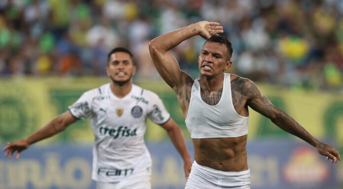 O jogador Gabriel Veron, da SE Palmeiras, comemora seu gol contra a equipe do Cuiabá EC, durante partida válida pela trigésima sexta rodada, do Campeonato Brasileiro, Série A, na Arena Pantanal. (Foto: Cesar Greco)