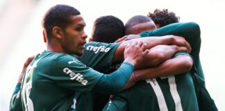 Jogadores do Palmeiras comemoram o gol contra o Santos, pelo Paulistão Sub-20. (Foto: Angelo Salvioni/Palmeiras)