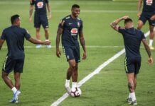 Wesley Moraes, atacante do Aston Villa, interessa ao Palmeiras