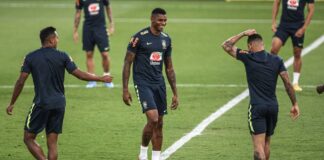 Wesley Moraes, atacante do Aston Villa, interessa ao Palmeiras