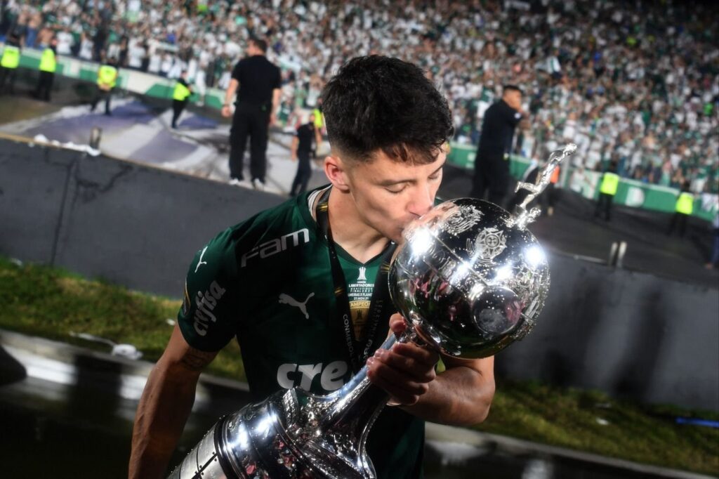 O jogador Joaquín Piquerez, da SE Palmeiras, beijando a taça da Libertadores 2021. (Foto: AFP)