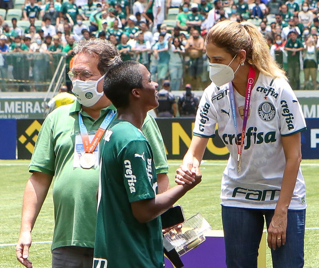 A presidente Leila Pereira parabeniza o atleta Endrick pela conquista da Copa São Paulo de Futebol Júnior, no Allianz Parque, em São Paulo-SP. (Foto: Fabio Menotti)