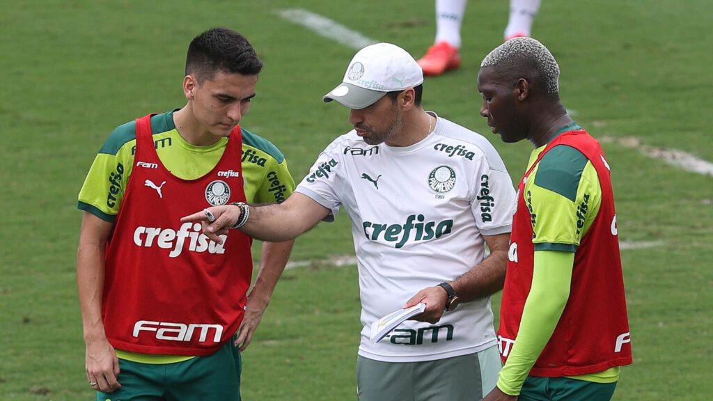 O técnico Abel Ferreira e os jogadores Eduard Atuesta e Patrick de Paula (E e D), da SE Palmeiras, durante treinamento, na Academia de Futebol. (Foto: Cesar Greco)