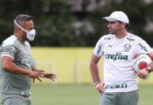 O técnico Abel Ferreira e o coordenador científico Daniel Gonçalves (E), da SE Palmeiras, durante treinamento, na Academia de Futebol. (Foto: Cesar Greco)