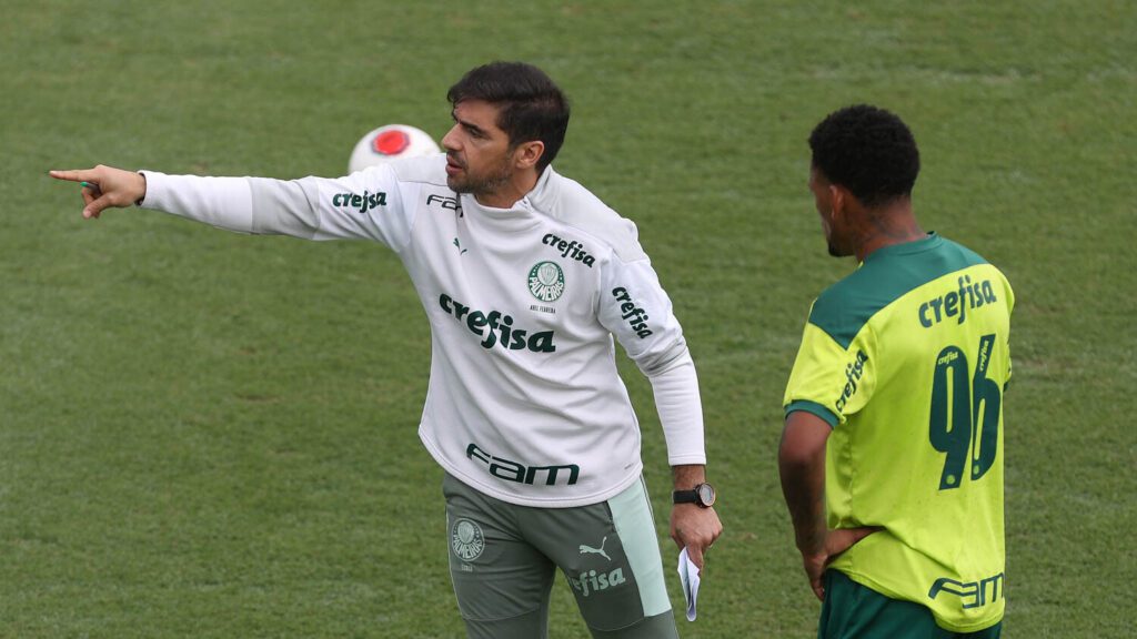 O técnico Abel Ferreira e o jogador Jailson (E), da SE Palmeiras, durante treinamento, na Academia de Futebol. (Foto: Cesar Greco)