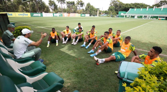 O técnico Abel Ferreira, da SE Palmeiras, conversa com os jogadores sub20 durante treinamento, na Academia de Futebol. (Foto: Cesar Greco)