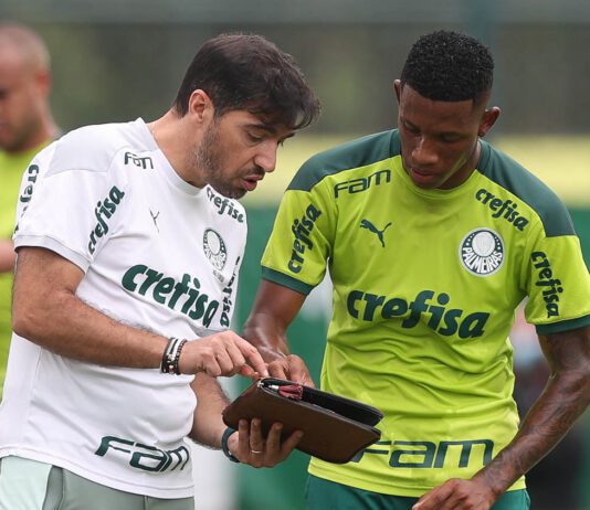 O técnico Abel Ferreira e Danilo (D), da SE Palmeiras, durante jogo-treino contra a equipe do Juventus, na Academia de Futebol. (Foto: Cesar Greco)
