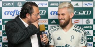 Alexandre Mattos e o meia Lucas Lima na apresentação do jogador pelo Palmeiras - (Foto: Cesar Greco/Palmeiras)