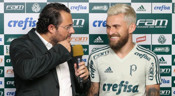 Alexandre Mattos e o meia Lucas Lima na apresentação do jogador pelo Palmeiras - (Foto: Cesar Greco/Palmeiras)