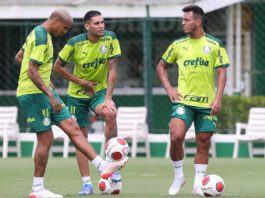 Os jogadores Deyverson, Rafael Navarro e Gabriel Menino (E/D), da SE Palmeiras, durante treinamento, na Academia de Futebol. (Foto: Cesar Greco)
