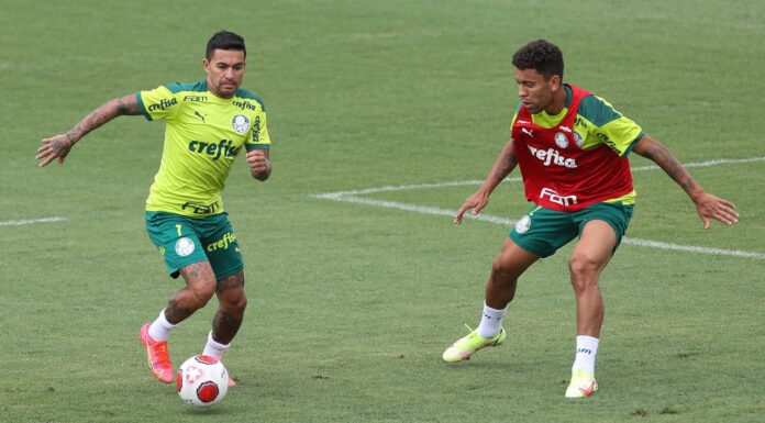 Os jogadores Dudu e Marcos Rocha (D), da SE Palmeiras, durante treinamento, na Academia de Futebol. (Foto: Cesar Greco)
