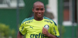 O jogador Endrick, da SE Palmeiras, durante treinamento, na Academia de Futebol. (Foto: Cesar Greco)