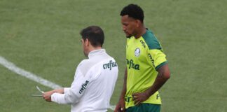 O técnico Abel Ferreira e o jogador Jailson (D), da SE Palmeiras, durante treinamento, na Academia de Futebol. (Foto: Cesar Greco)