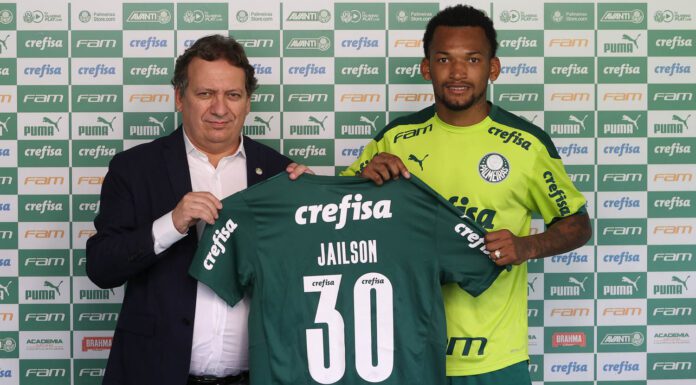 O vice presidente Paulo Buosi, da SE Palmeiras, apresenta o jogador Jailson (D), mais novo atleta do clube, na Academia de Futebol. (Foto: Cesar Greco)