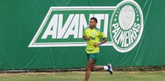 O jogador Jailson, da SE Palmeiras, durante treinamento, na Academia de Futebol. (Foto: Cesar Greco)