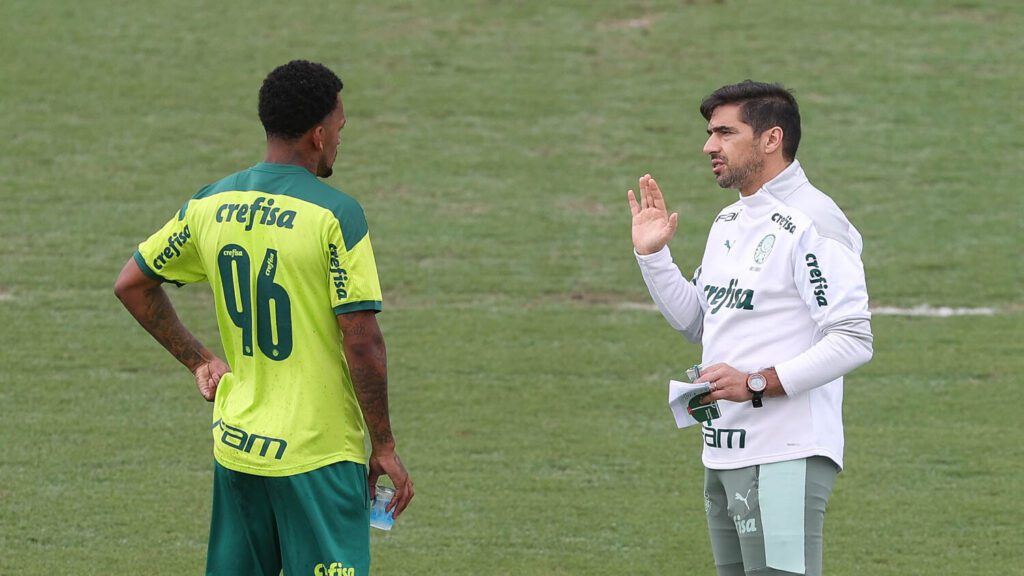 O técnico Abel Ferreira e o jogador Jailson (D), da SE Palmeiras, durante treinamento, na Academia de Futebol. (Foto: Cesar Greco)
