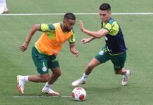 Os jogadores Jorge e Eduard Atuesta (D), da SE Palmeiras, durante treinamento, na Academia de Futebol. (Foto: Cesar Greco)
