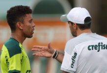 O técnico Abel Ferreira e o jogador Marcos Rocha (E), da SE Palmeiras, durante treinamento, na Academia de Futebol. (Foto: Cesar Greco)