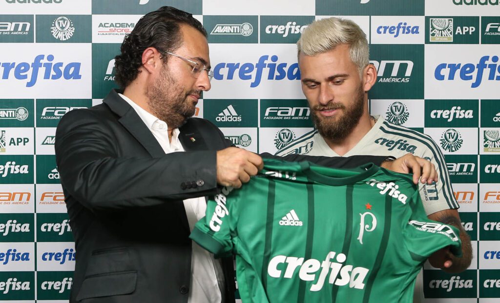 O jogador Lucas Lima é apresentado como o mais novo atleta da SE Palmeiras, na Academia de Futebol. Na foto o diretor de futebol Alexandre Mattos (E).