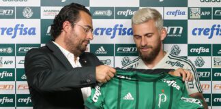 O jogador Lucas Lima é apresentado como o mais novo atleta da SE Palmeiras, na Academia de Futebol. Na foto o diretor de futebol Alexandre Mattos (E).