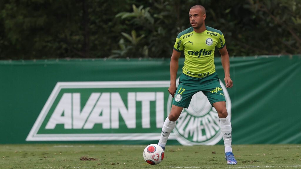 O jogador Mayke, da SE Palmeiras, durante jogo-treino contra a equipe do Primavera, na Academia de Futebol. (Foto: Cesar Greco)