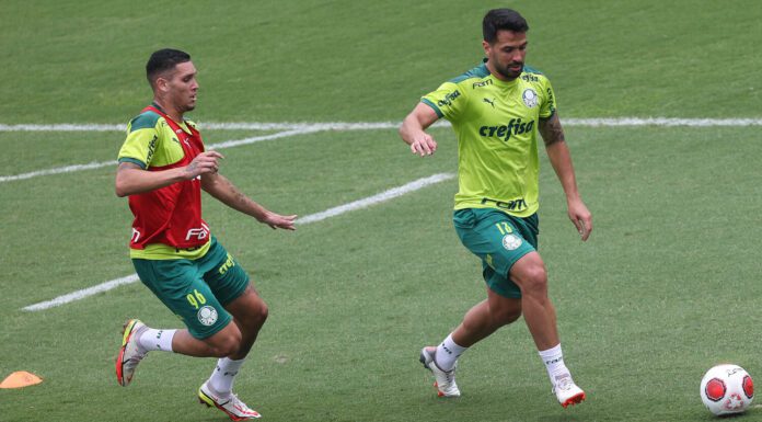 Os jogadores Rafael Navarro e Luan (D), da SE Palmeiras, durante treinamento, na Academia de Futebol. (Foto: Cesar Greco)