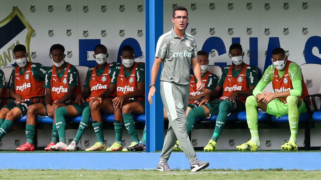 O técnico Paulo Victor, da SE Palmeiras, na estreia da Copinha 2022, contra o ASSU-RN (Foto: Fabio Menotti)
