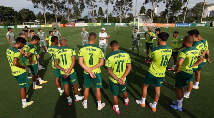 O técnico Abel Ferreira, da SE Palmeiras, conversa com o elenco durante treinamento, na Academia de Futebol. (Foto: Cesar Greco)