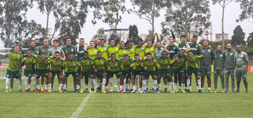 Os atletas e comissão técnica da base da SE Palmeiras, durante treinamento para a Copa São Paulo, na Academia de Futebol, em São Paulo-SP. (Foto: Fabio Menotti)