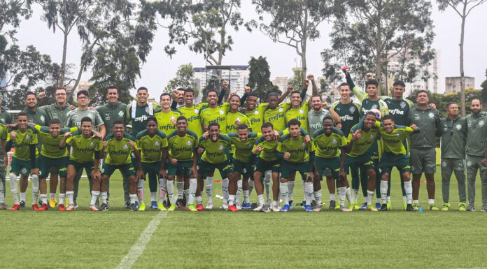 Os atletas e comissão técnica da base da SE Palmeiras, durante treinamento para a Copa São Paulo, na Academia de Futebol, em São Paulo-SP. (Foto: Fabio Menotti)