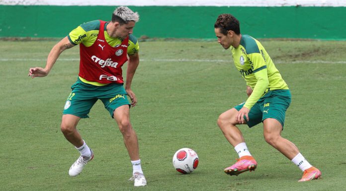 Os jogadores Joaquín Piquerez e Raphael Veiga (D), da SE Palmeiras, durante treinamento, na Academia de Futebol. (Foto: Cesar Greco)
