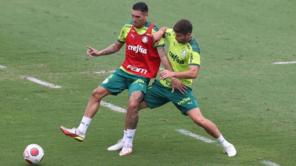 Os jogadores Rafael Navarro e Benjamín Kuscevic (D), da SE Palmeiras, durante treinamento, na Academia de Futebol. (Foto: Cesar Greco)