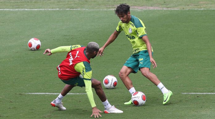 Os jogadores Wesley e Gustavo Scarpa (D), da SE Palmeiras, durante treinamento, na Academia de Futebol. (Foto: Cesar Greco)