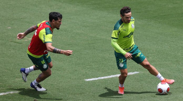 Os jogadores Gustavo Gómez e Raphael Veiga (D), da SE Palmeiras, durante treinamento, na Academia de Futebol. (Foto: Cesar Greco)