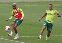 Os jogadores Wesley e Breno Lopes (D), da SE Palmeiras, durante treinamento, na Academia de Futebol. (Foto: Cesar Greco)