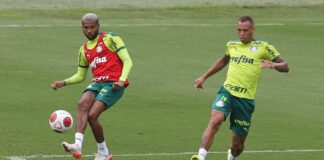 Os jogadores Wesley e Breno Lopes (D), da SE Palmeiras, durante treinamento, na Academia de Futebol. (Foto: Cesar Greco)
