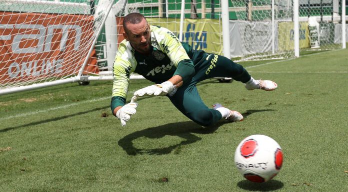 O goleiro Weverton, da SE Palmeiras, durante treinamento, na Academia de Futebol. (Foto: Cesar Greco)