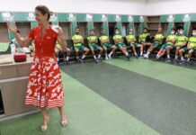 Leila Pereira conversa com jogadores do Palmeiras